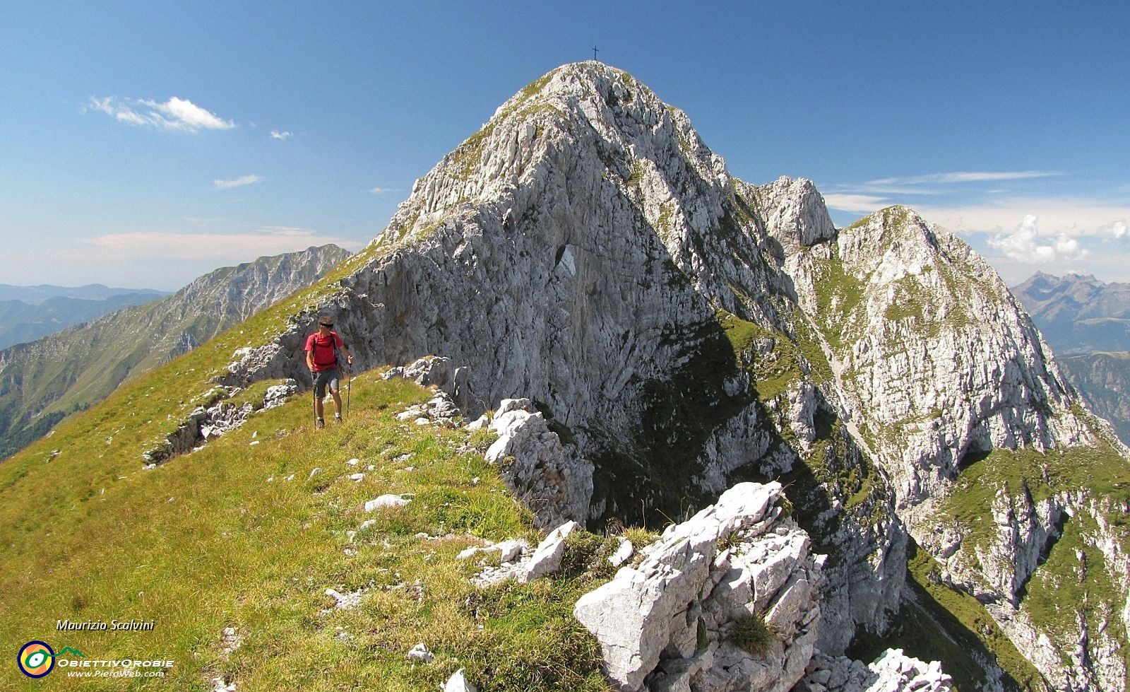 48 Sulla cresta. Alle mie spalle la Corna Piana...Ma prima raggiungo l'Anticima Est..JPG